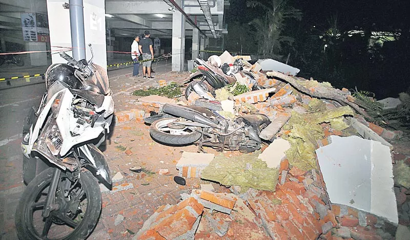 7.0-magnitude earthquake hits Indonesia - Sakshi