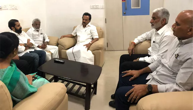 YCP Leaders Meets karunanidhi In Kauvery Hospital - Sakshi