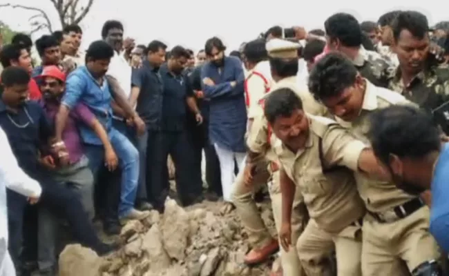 Pawan kalyan fires on TDP Govt over illigal mining - Sakshi