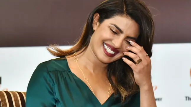 Priyanka Chopra Trying To Hide Her Engagement Ring At Airport - Sakshi