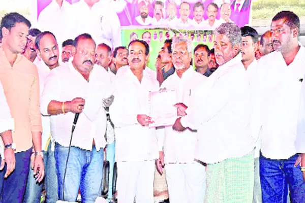 Rythu Bheema Bands Distribution In Karimnagar - Sakshi