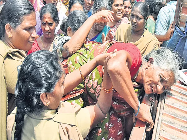 TDP Govt Action on midday meal workers by police - Sakshi