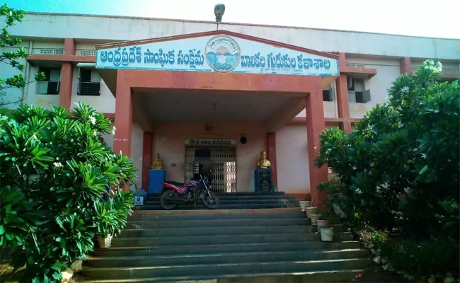 Gurukul School Specialist Is Not Good Nellore - Sakshi