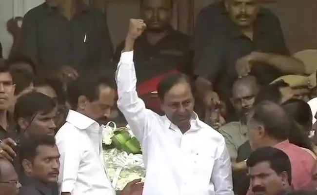 Telangana CM KCR Pays Tribute To Karunanidhi - Sakshi