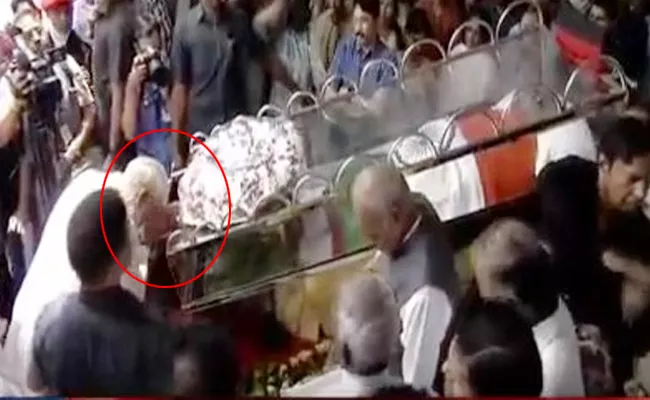 PM Modi Paying Last Respects to Karunanidhi - Sakshi