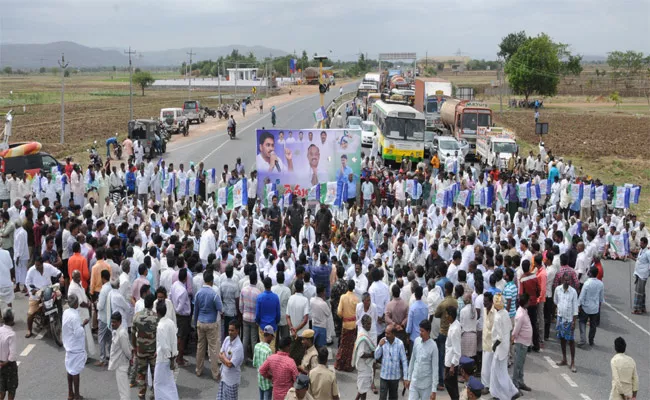 Farmers Protest For Irrigation Problem In YSR Kadapa - Sakshi