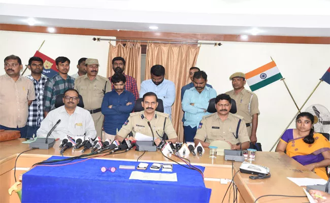 Fake Job Gang Arrests In Karimnagar - Sakshi