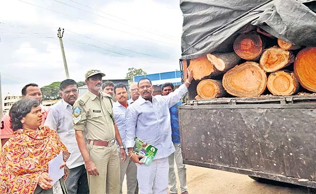 Wood Smuggling Lorry Seized - Sakshi