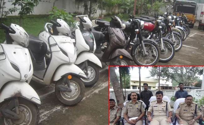 Bike Robbery Gang Arrest In Visakhapatnam - Sakshi