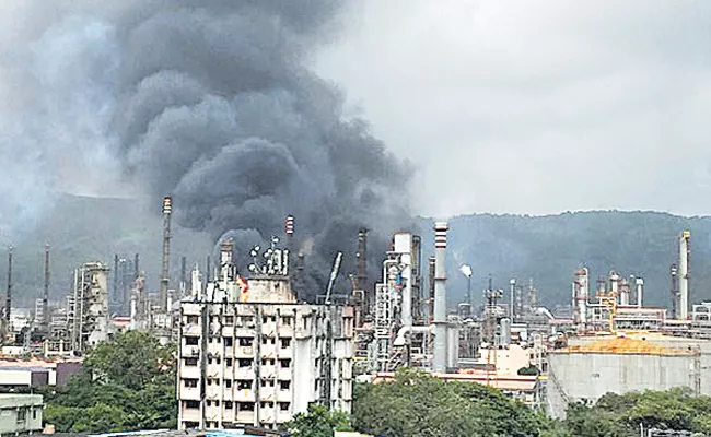 Fire Accident At Petrol Refinery In Mumbai - Sakshi