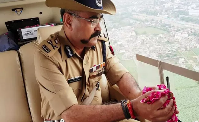 UP Police Shower Rose Petals On Kanwar Yatra - Sakshi