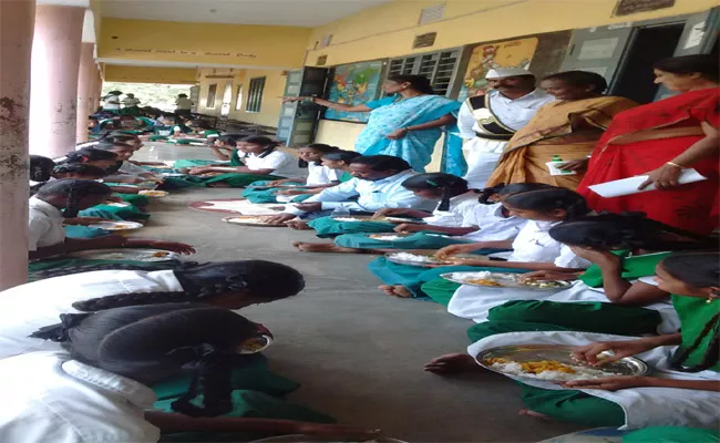 Mid Day Meals In Govt Schools Cooking Agencies Removal  Prakasam - Sakshi