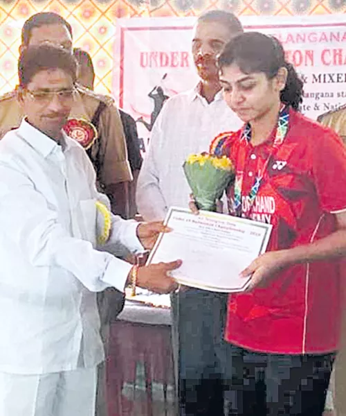 Samiya Imad wins under 19 Badminton Tourney - Sakshi