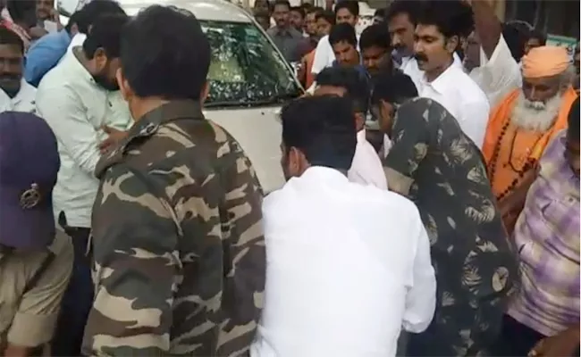 AP Communist Party Leaders Stop The Central Minister Car In Kadapa - Sakshi