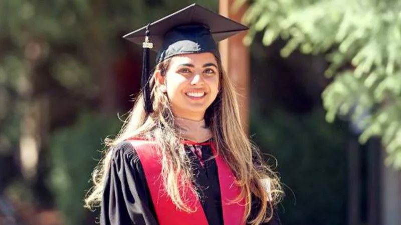 Isha Ambani With Anand Piramal, Family As She Receives Her MBA Degree - Sakshi