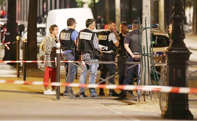 Seven Injured In Paris Knife Attack - Sakshi