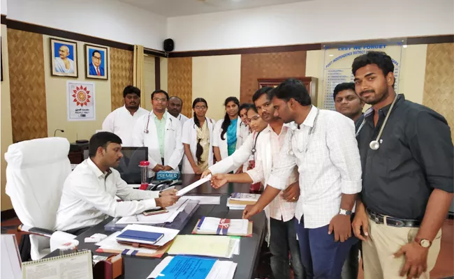 Contract Doctors Strike YSR Kadapa - Sakshi