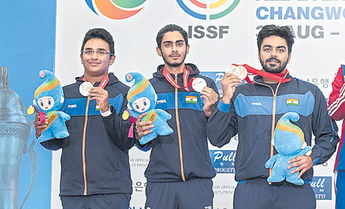 Bronze for Garcha in world shooting championship - Sakshi