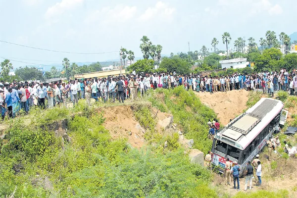 Tragedy at Kodimial with Huge Bus Accident - Sakshi