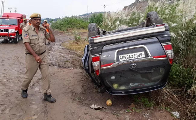 Prathipati Pulla Rao Convoy Car Met An Accident In Polavaram - Sakshi