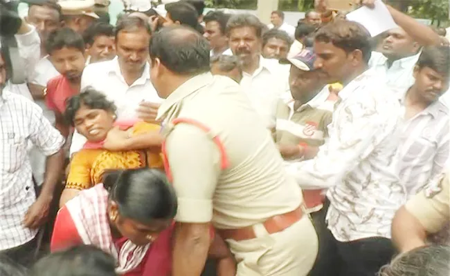 police lotty Charge On Municipal Workers Prakasam - Sakshi