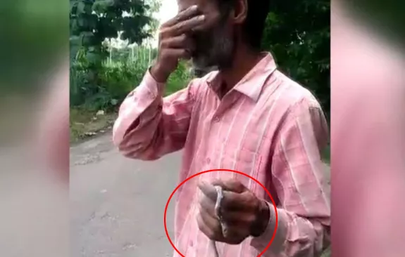 Viral Video Drunk Man Dies after swallos live snake - Sakshi