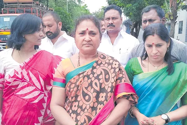 Jagga Reddy Wife Alleges KCR and Harish Rao - Sakshi