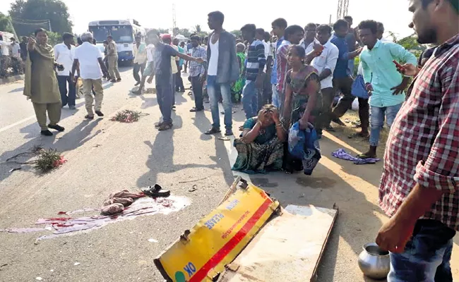 Three killed in road accident at  Gajwel - Sakshi