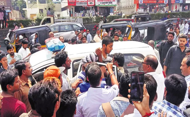 Boy Attack On Traffic Police In Attapur hyderabad - Sakshi