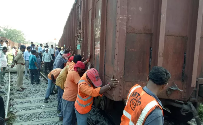 Accident To Goods Rail In Janagoan Railway Station - Sakshi