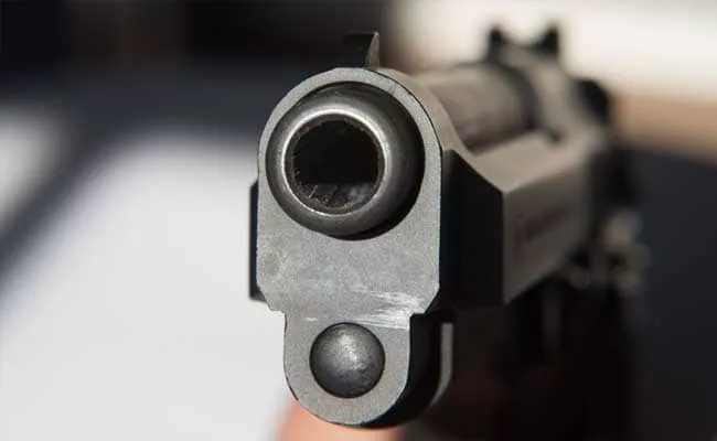 Samajwadi Party Leader Shot Dead Due To Wife Illegal Marital Affair - Sakshi