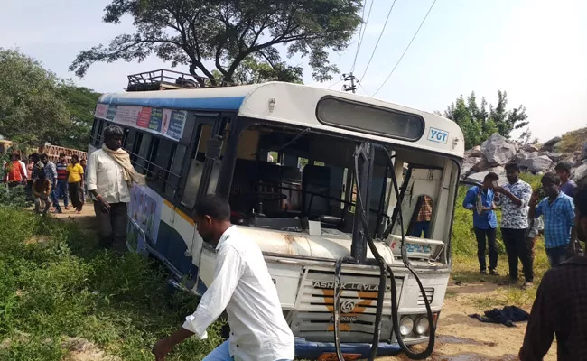 Many People Injured In RTC Bus Accident At Nagar Kurnool - Sakshi