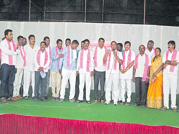 Fight in the Vemulawada TRS - Sakshi