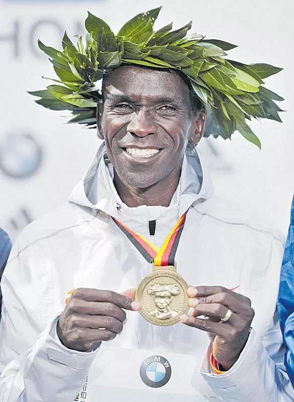 Eliud Kipchoge smashes world marathon record by 78 seconds in Berlin - Sakshi