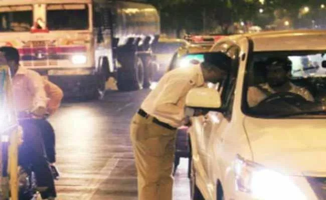 man Stolen Breath Analyser From Police While Drunk And Drive Tests - Sakshi