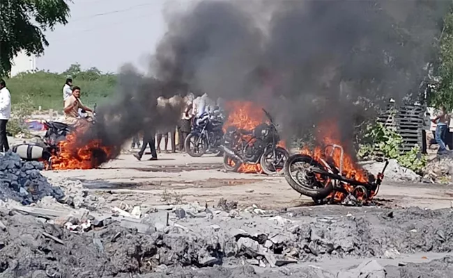 JC Prabhakar Reddy Vs Prabodandha In Aantapur - Sakshi