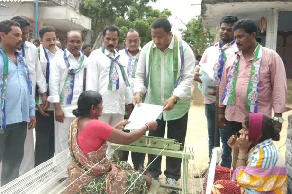  ysrcp started ravali jagan kavali jagan campaign in ap - Sakshi