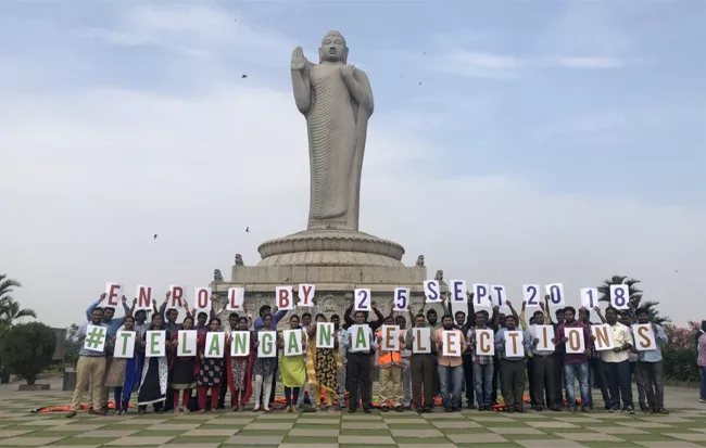 GHMC Staff Campaign in Hussain Sagar for Voter awareness - Sakshi