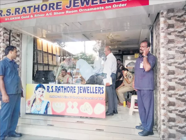 Gunfire out in the jewelery shop - Sakshi