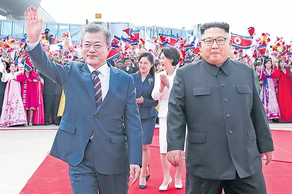 Kim Hosts South Korea's Moon For Summit Talks In Pyongyang - Sakshi