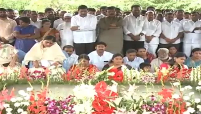 YS Rajasekhara Reddy Family Pays Tributes To On YSR Ninth Death Anniversary - Sakshi