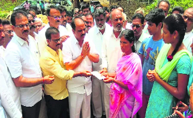 YSRCP Shankaranarayana Financial Help to Road accident  victims Families - Sakshi