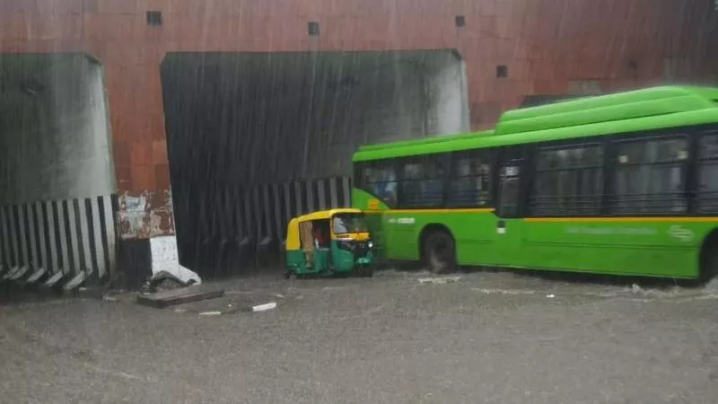 Heavy Downpour In Delhi Water Logging In Several Spots - Sakshi