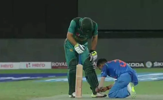 Yuzvendra Chahal Ties Pakistan Batsman Shoelaces - Sakshi