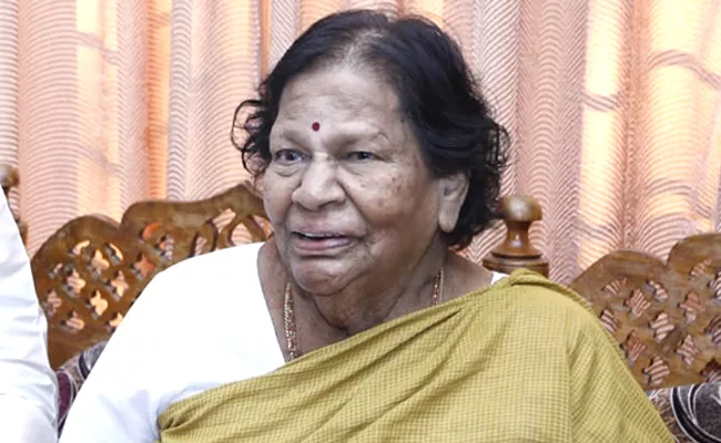 Mohan Babu mother Manchu Lakshmamma passed away - Sakshi