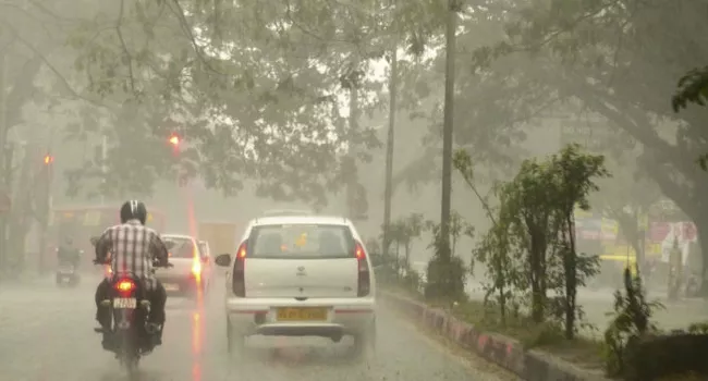 Heavy Rain Forecasts In Coastal Andhra - Sakshi