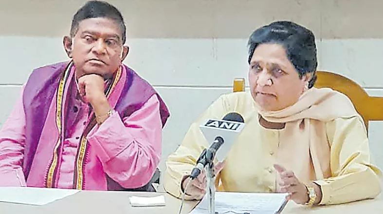 Mayawati announces alliance with Ajit Jogi's party - Sakshi