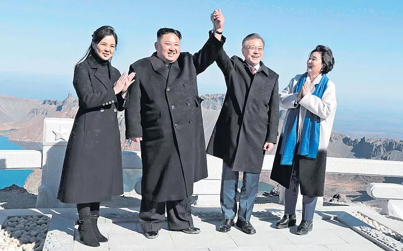 Moon, Kim head to Mount Paekdu in friendship event - Sakshi