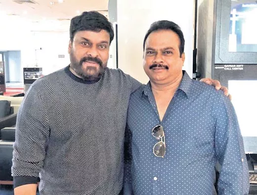 chiranjeevi visits ramcharan tej new movie sets - Sakshi