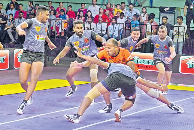 Hyderabad Bulls pip Nalgonda Eagles in Kabaddi League - Sakshi